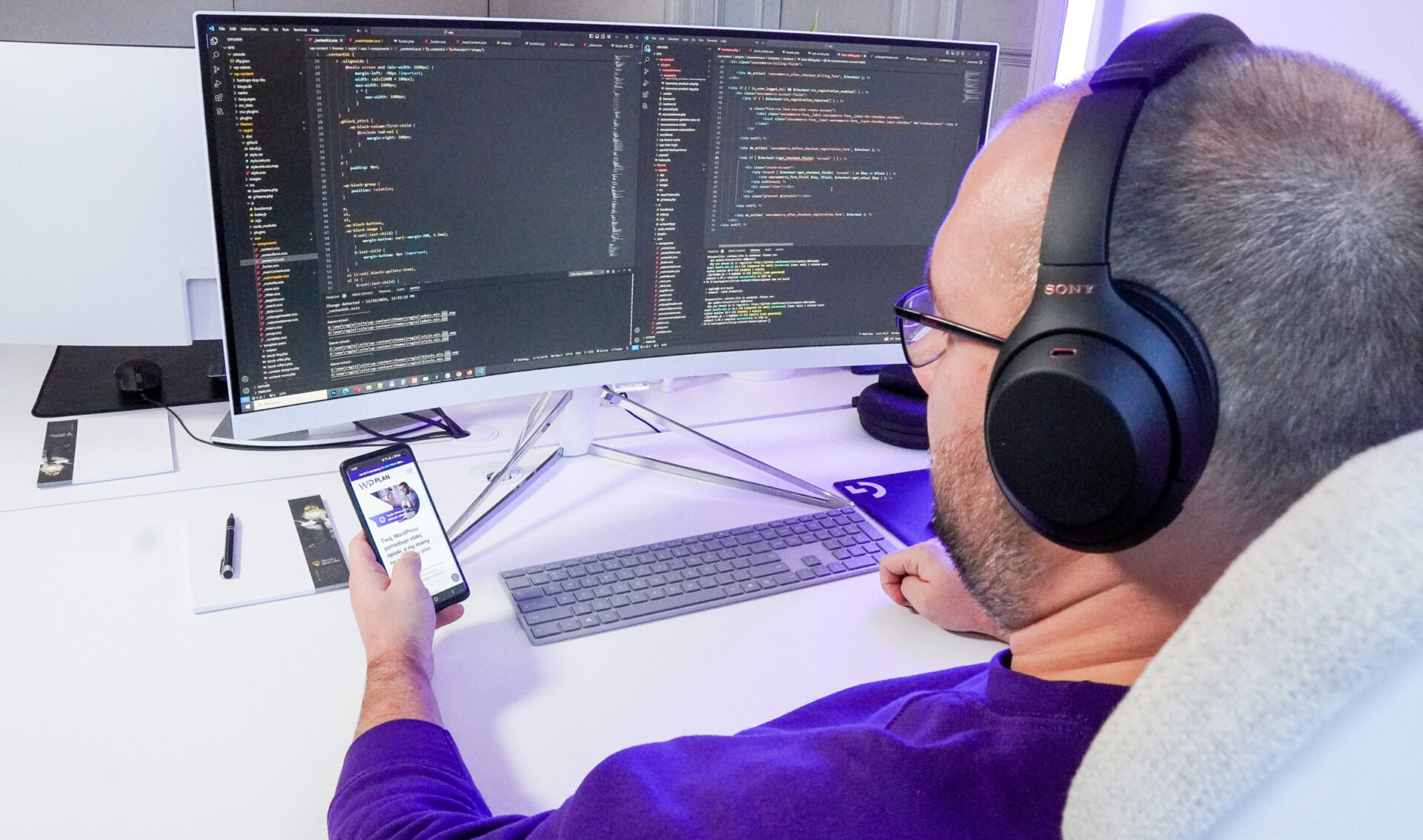 Ekspert analizujący stronę WordPress — opieka techniczna ponad standardowe zabezpieczenia