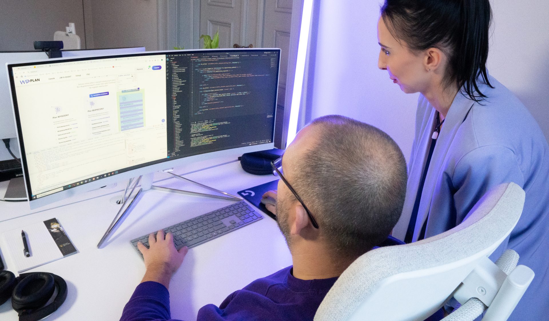 Realna opieka nad stroną WordPressa to więcej niż rozszerzona oferta hostingu - grafika prezentująca analizę strony klienta przez zespół ekspertów